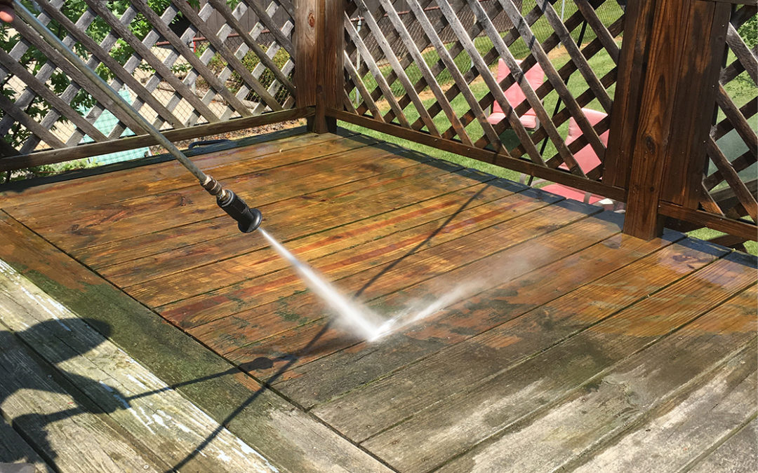 Cleaning wood decks: These tips will help!